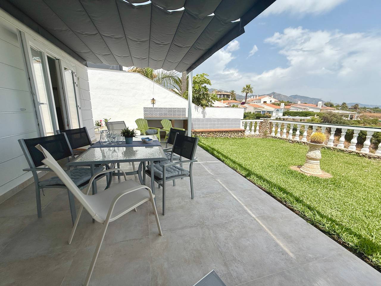 Ganze Wohnung, Apartment 'Clementina Garden' mit Meerblick, Wlan und Klimaanlage in Playa de Burriana, Nerja