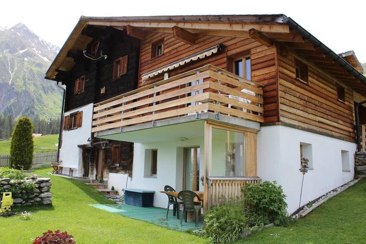 Ferienwohnung für 6 Personen, mit Balkon und Terrasse sowie Garten und Seeblick in Safiental