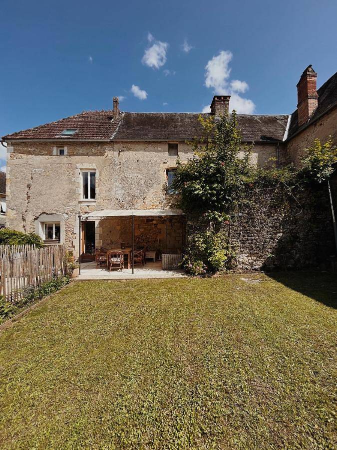 Two-Bedroom House in Saint-Julien-de-Lampon, Quercy