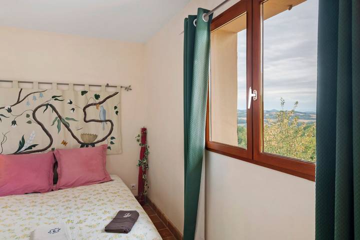Bed and Breakfast 'Canard' with Shared Pool, Shared Garden and Wi-Fi in Hauterives, Valence region
