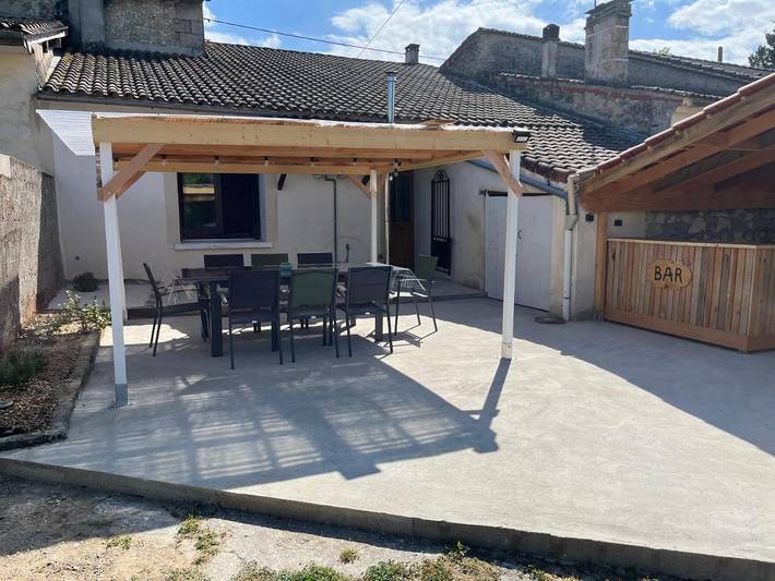 Location de vacances pour 8 personnes, avec terrasse et jardin, animaux acceptés à Bellebat