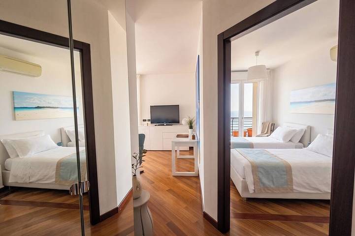 Ganze Wohnung, Clicksardegna Sea Breeze mit Terrasse direkt am Meer und Blick auf Capo Caccia in Sant'Anna, Alghero