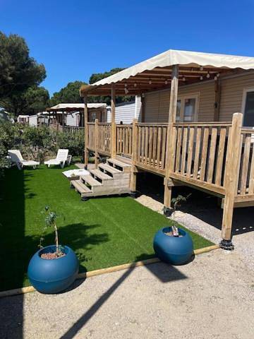 Camping pour 8 personnes, avec piscine ainsi que jardin et jacuzzi, animaux acceptés