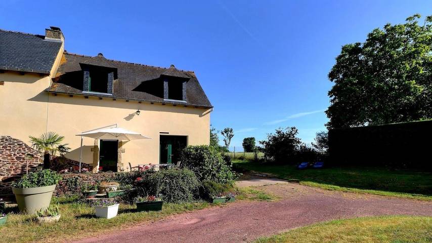 Maison 'Gite Les Deux Pins De Trémel' avec piscine privée, terrasse privée et Wi-Fi in Quédillac, Région de Rennes