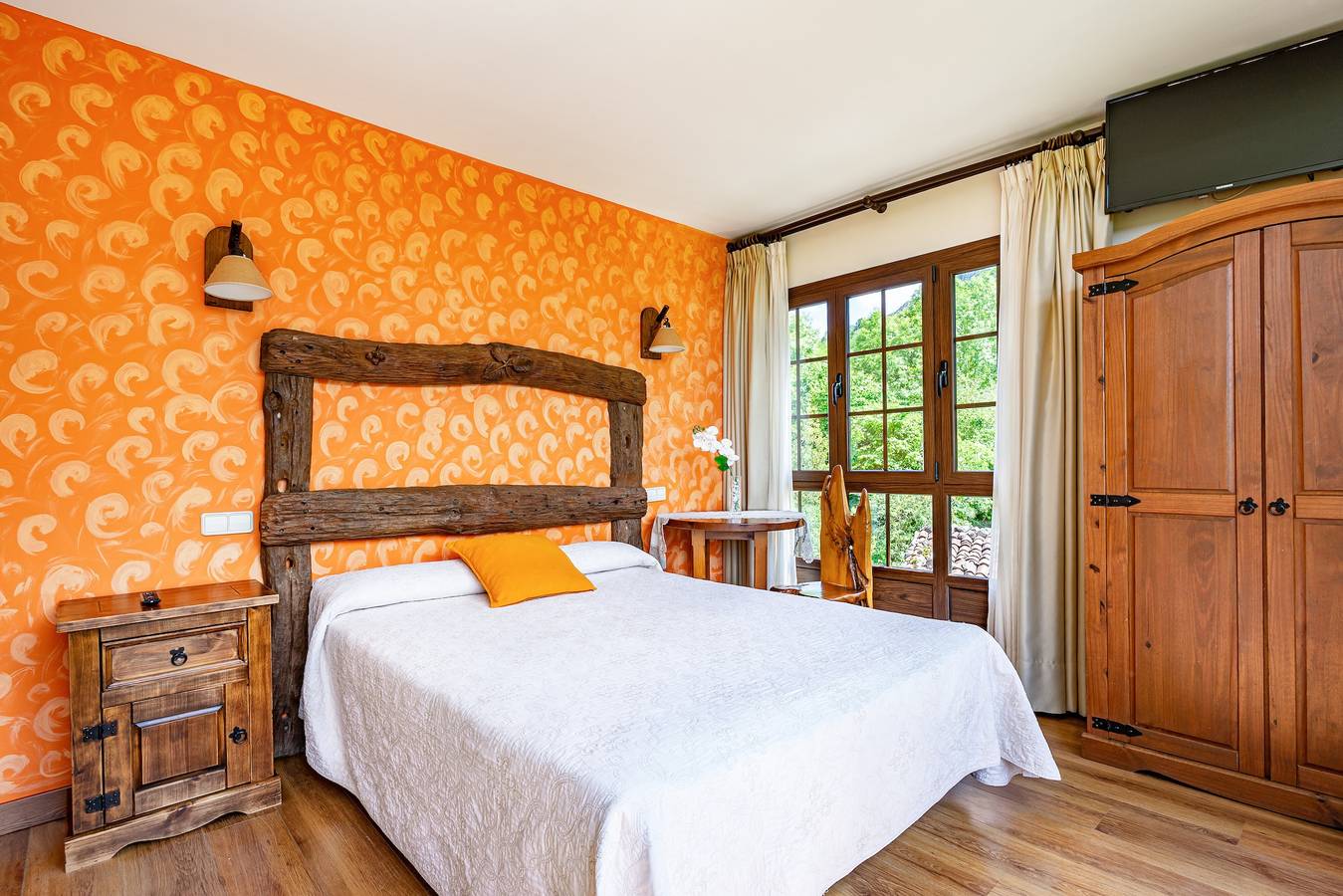 Room 'El Avellano' with Shared Pool, Garden and Wi-Fi in Gamonedo, Cangas de Onís