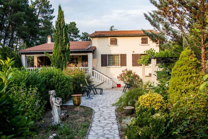 Casa de vacaciones 'Le Figuier' con vistas a la montaña, piscina compartida y Wi-Fi in Molières-sur-Cèze, Cevenas