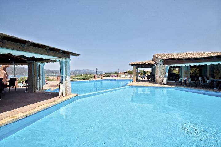 Gîte pour 4 personnes, avec Balcon/Terrasse ainsi que Jardin et Piscine à Porto Rotondo