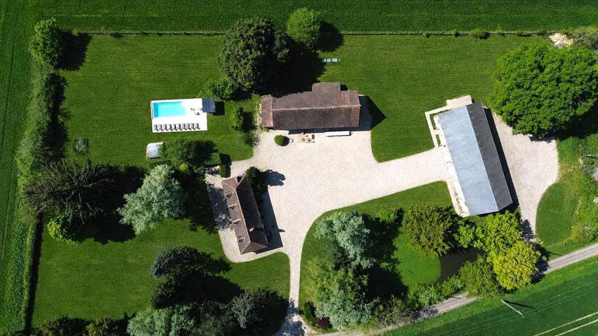 Location de vacances pour 45 personnes, avec Jacuzzi et Terrasse ainsi que Jardin et Piscine à Saint-Privé
