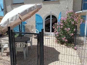 Gîte pour 2 personnes, avec vue ainsi que terrasse et jardin à Brue-Auriac