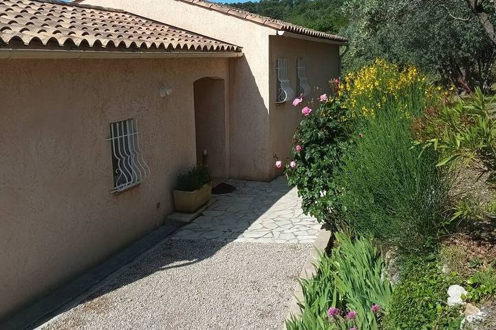 Familienhaus mit Pool und herrlicher Aussicht, zwischen Stränden und den Verdon-Schluchten. in Bargemon, Draguignan Region
