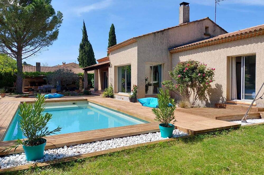 Quiet house with swimming pool, pergola, Bbq, garden with trees, 4 bedrooms and 3 bathrooms in Saint-Saturnin-lès-Avignon, Vaucluse