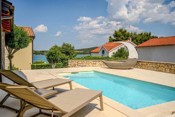 Villa pour 6 personnes, avec jardin ainsi que vue et piscine dans Betina