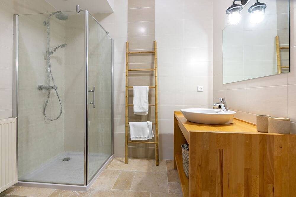 Manoir Campagnard - Sept Chambres Villa, Couchages 16 in Pinel-Hauterive, Région de Villeneuve-sur-Lot