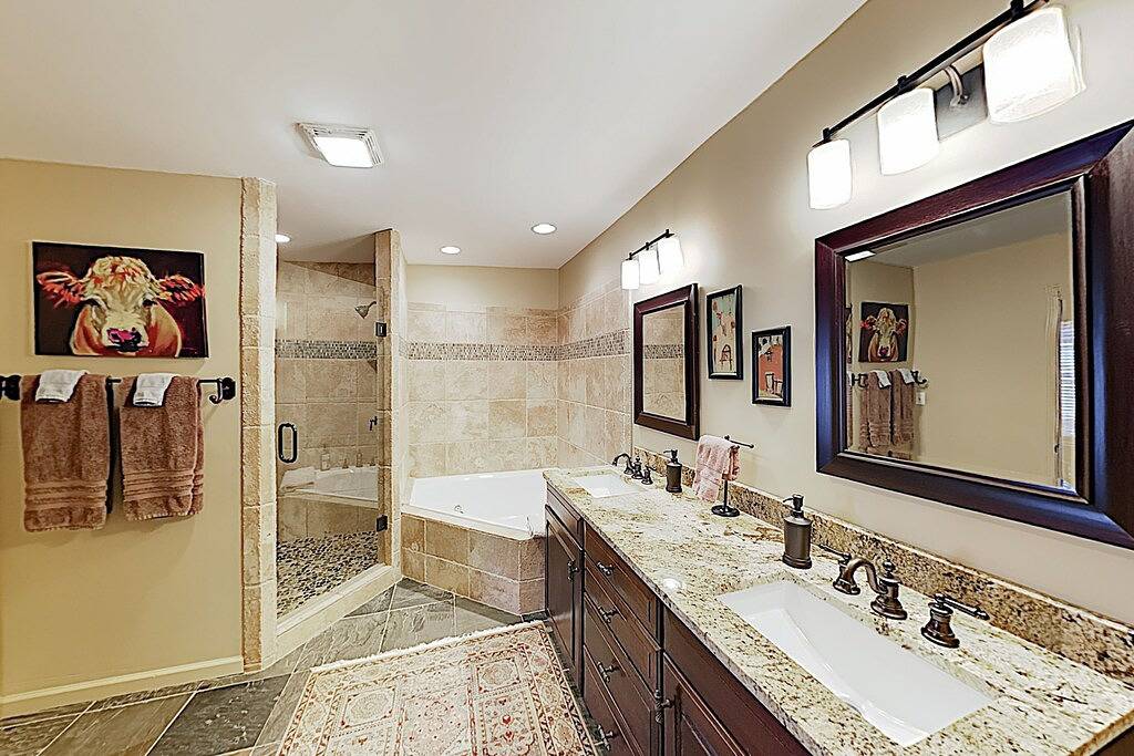 Ganze Wohnung, Elegantly Remodeled All-Suite Downtown Loft w/ Balcony & Chefs Kitchen in Blue Ridge Parkway, Asheville