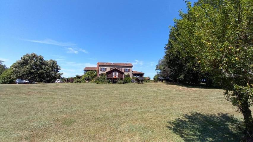 Gîte pour 2 personnes, avec jardin ainsi que vue et piscine à Bessines-sur-Gartempe