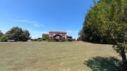 Gîte pour 2 personnes, avec vue ainsi que jardin et piscine, animaux acceptés à Bessines-sur-Gartempe