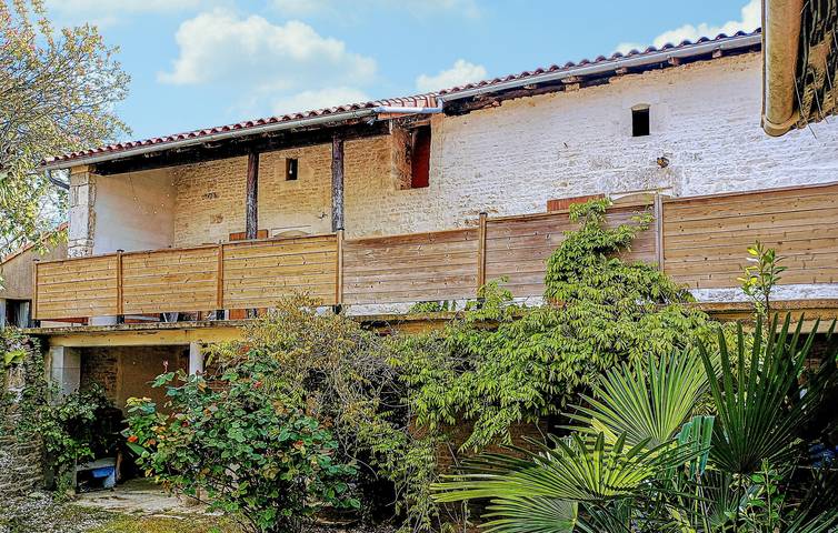 Location de vacances pour 6 personnes, avec terrasse et jardin à Mouton (homonymie)