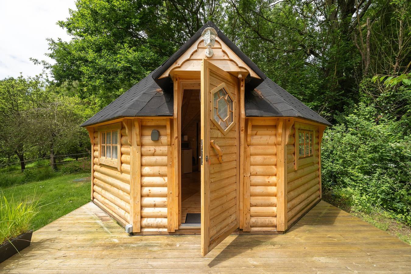 Chalet 'Gite Petite Chaumière Kota Finland' con terraza privada, jardín privado y aire acondicionado in Plurien, Côte d’Émeraude