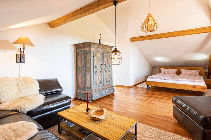 Ganze Ferienwohnung, Ferienwohnung Zur Wache - Ferienwohnung Wohnschlafraum mit Westbalkon, Küchenzeile, 50 qm in Samerberg, Bayerische Alpen