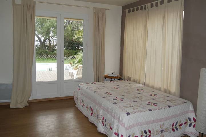 Villa 130 m2, piscine et terrasse, face à la mer, sur terrain arboré de 1300m2. in La Madrague, Hyeres