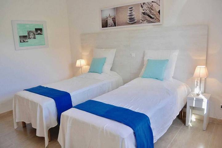 Location de vacances pour 7 personnes, avec piscine à Bendejun - 4