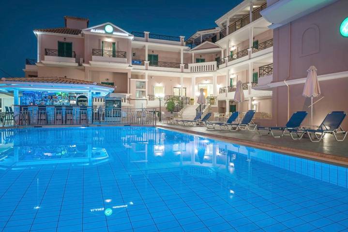 Appart’hôtel pour 2 personnes, avec Balcon et Terrasse ainsi que Jardin et Piscine
