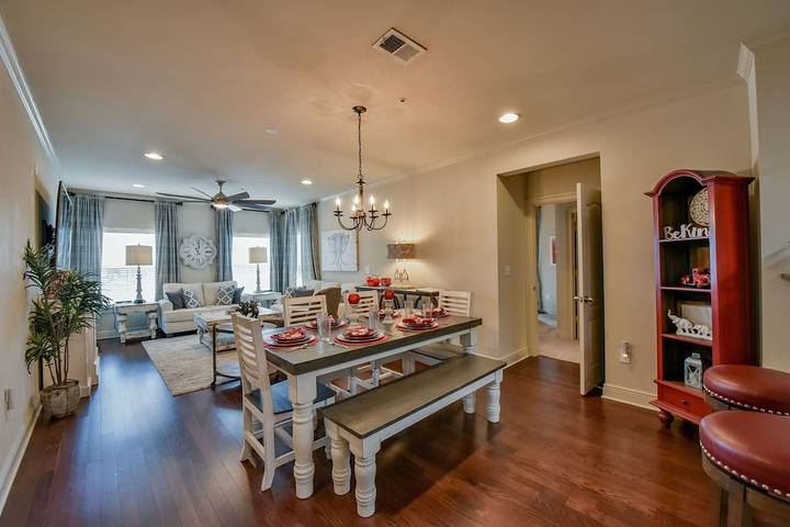 Vacation rental for 8 people, with pool and balcony in Tuscaloosa