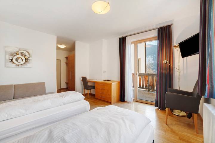 Gasthof Kirchsteiger 'Zimmer 5' with Lake View, Shared Terrace and Wi-Fi in Santa Valburga d'Ultimo, Ulten