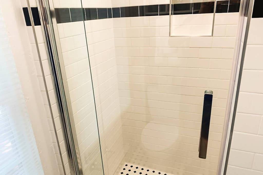 2026 Commissioning Week Promo: Book 6 Nights, Get the 7th Free in Annapolis, Anne Arundel County