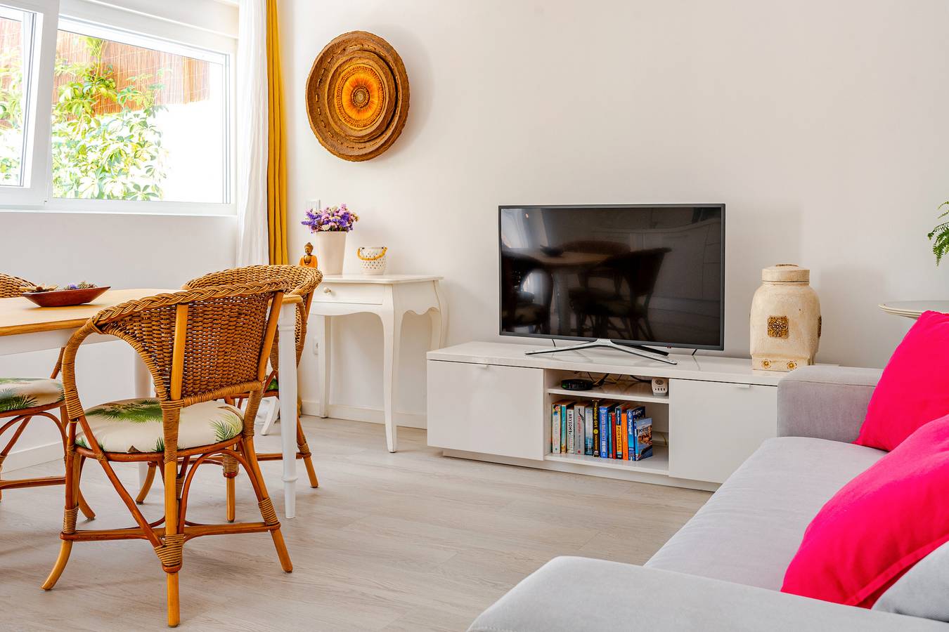 Appartamento intero, Appartamento 'Vegan Pátio - Douro e Ribeira' con Terrazza Privata, Wi-Fi e Aria Condizionata in Santa Marinha e São Pedro da Afurada, Distretto di Porto