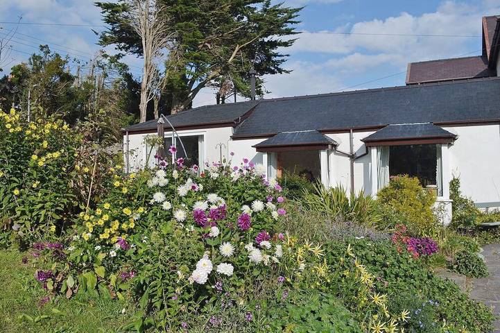 Cottage for 4 people, with hot tub and garden, with pets on the Isle of Anglesey