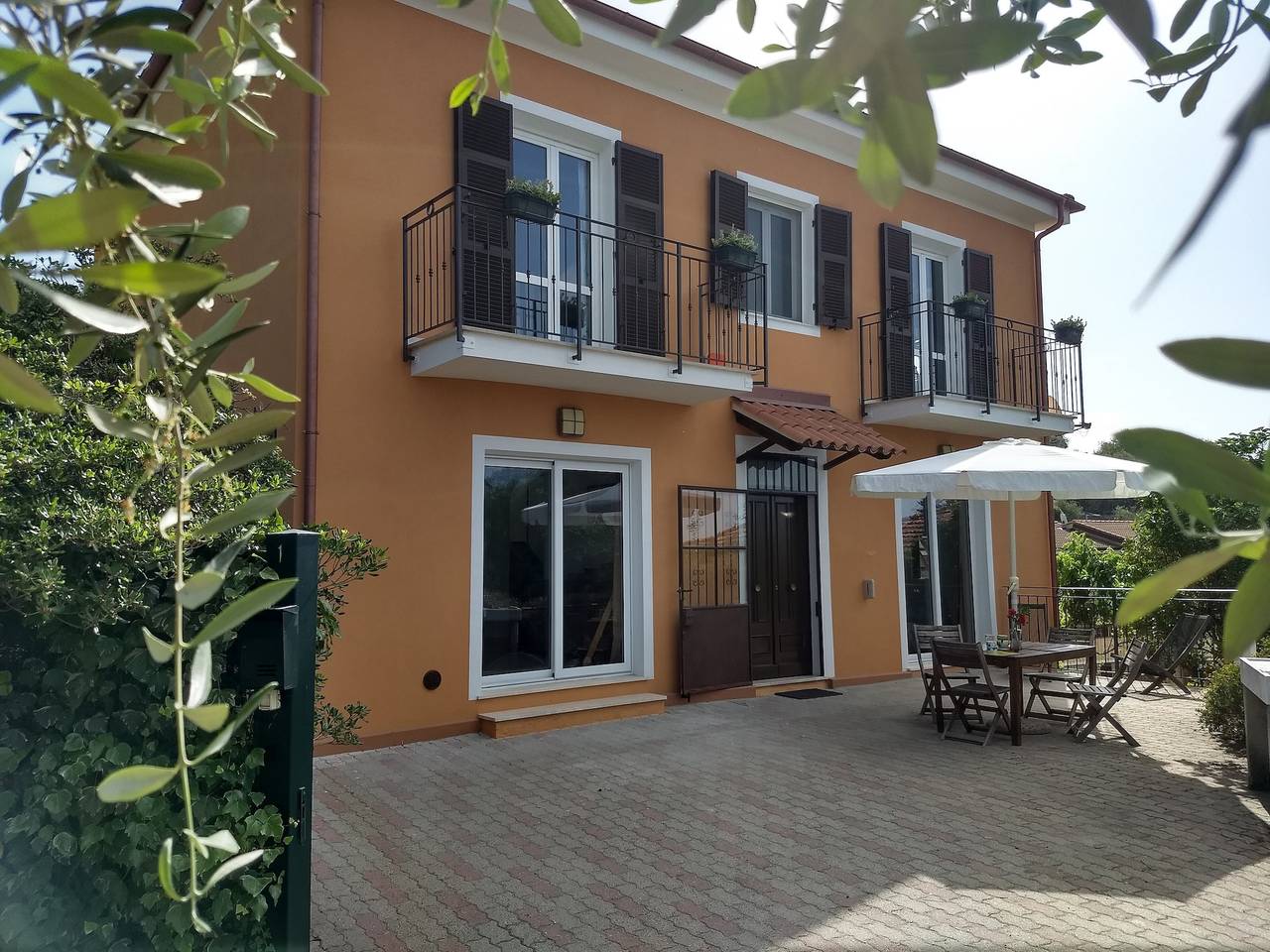 Ferienhaus 'Ca' Del Sole' mit Meerblick, Privatem Garten und Wi-Fi in Civezza, Riviera di Ponente
