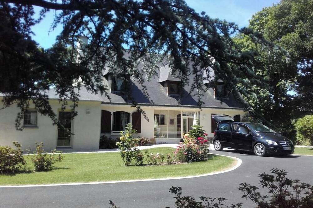 Spacious country house in large, secure, enclosed garden. in Sulniac, Parque natural regional del Golfo de Morbihan
