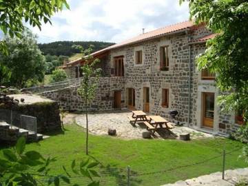 Gîte pour 15 personnes, avec jardin à Arlempdes