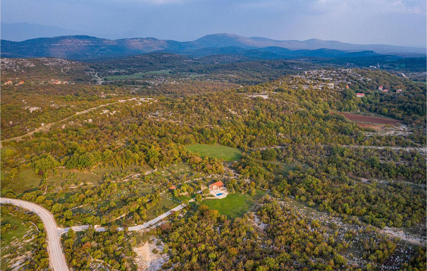Gemütliche Ferienwohnung mit Pool, Terrasse und Küche in der Nähe von Parkplätzen in Obrovac, Zadar
