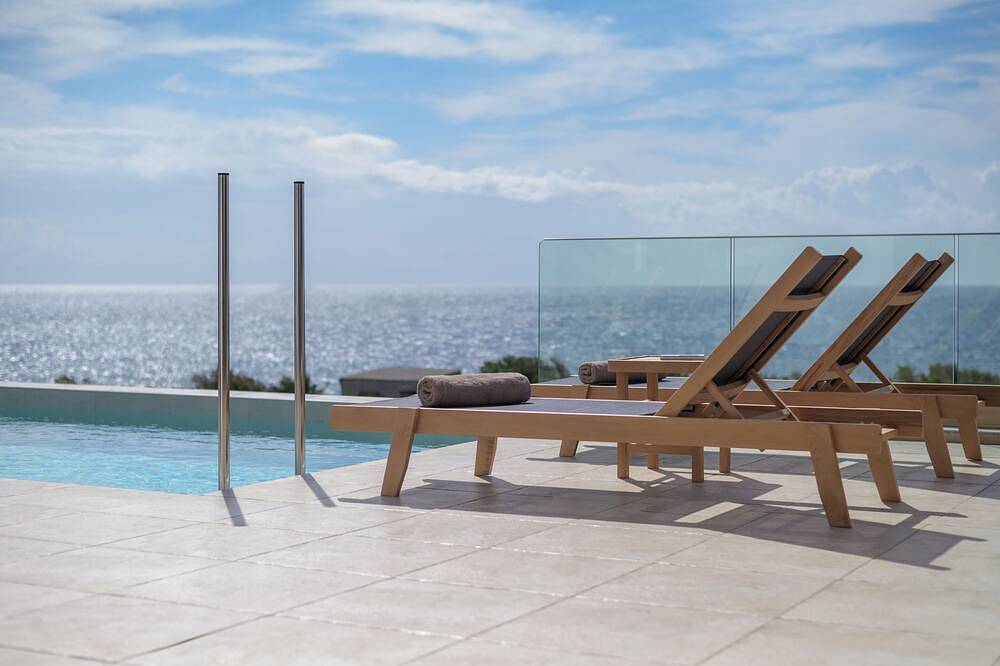 Windless Seaview Villa, with Pool & Hot Tub in Achlia, Kreta Süden