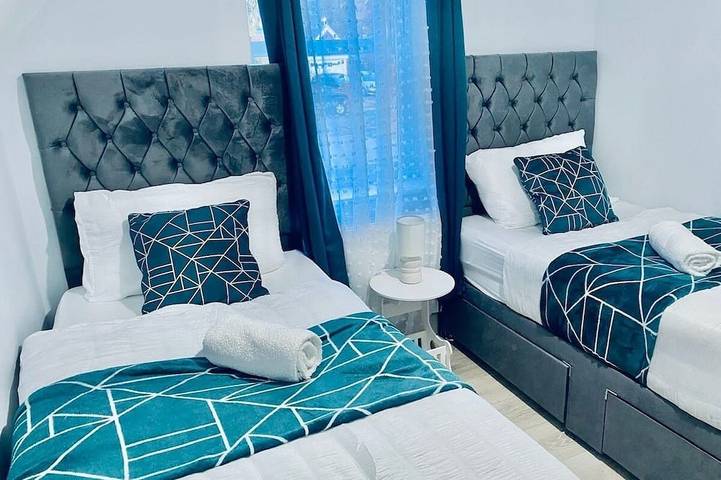 Ganze Wohnung, 6-Bed Coastal Flat, Walk to Castle & Parking in Dover, Kent