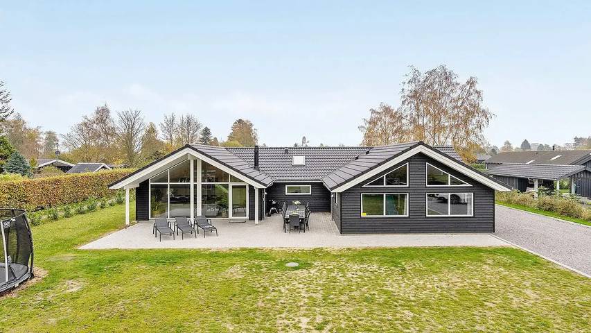 Feriehus for 15 personer, jacuzzi og sauna i tillegg til terrasse og badebasseng i Marielyst
