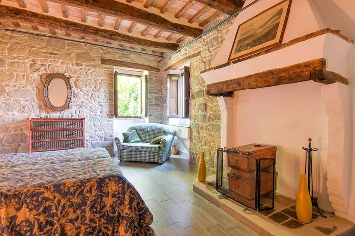 Large Group Retreat with Pool in Amandola, Monti Sibillini National Park