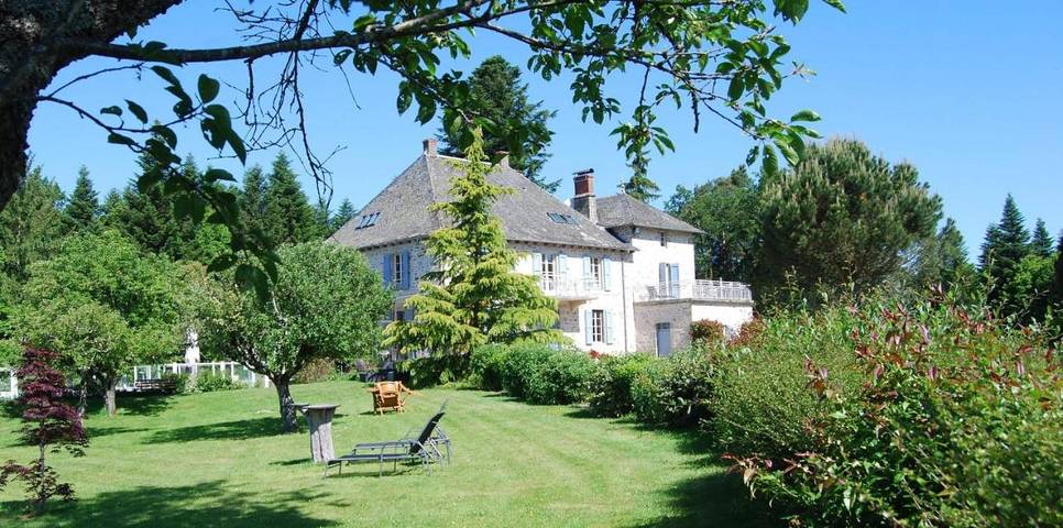 Location de vacances pour 4 personnes, avec Balcon et Terrasse ainsi que Jardin et Piscine à Boisset (Cantal)