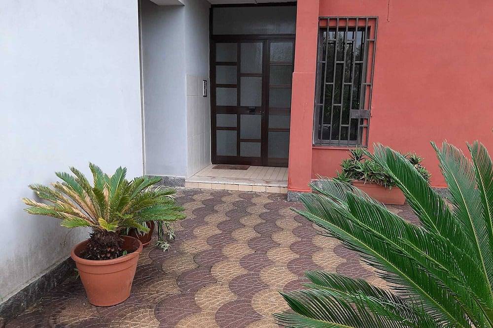 Entire apartment, Holiday Apartment 'Casa Isabea' with Sea View, 2 Balconies, Garden and Wi-Fi in Pozzuoli, Naples Province