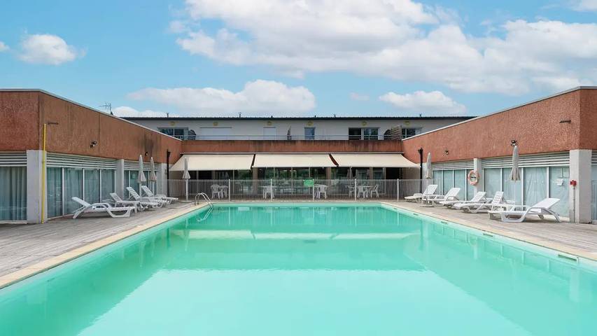 Gîte pour 7 personnes, avec piscine et terrasse à Rivières