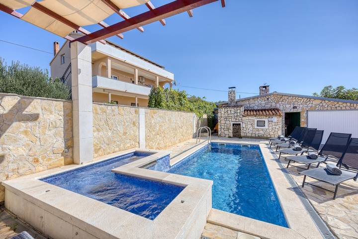 Ferienhaus für 8 Personen, mit Terrasse und Meerblick sowie Pool, mit Haustier in Sveti Filip i Jakov - 2