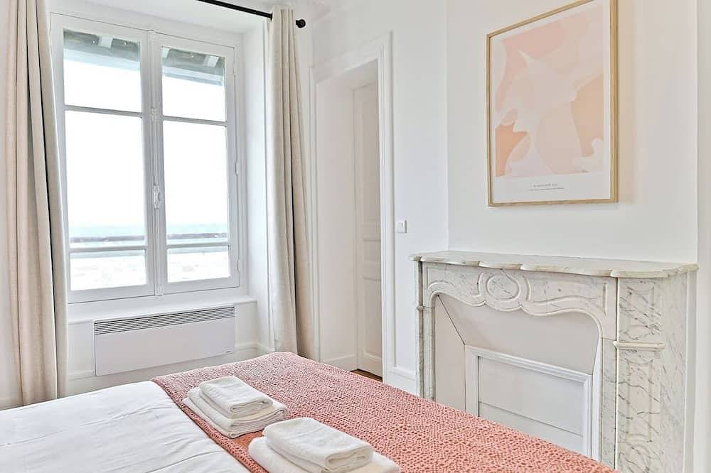 Entire apartment, Spacious apartment View of Paris Boulogne in Puteaux, Hauts-de-Seine
