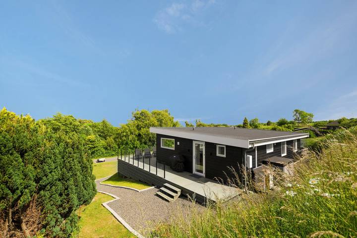 Ferieudlejning for 6 personer, med balkon og have i Sandvig
