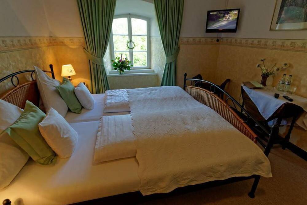 Double room with shower/Wc - Burghaus and Villa Kronenburg in Kronenburg, Dahlem