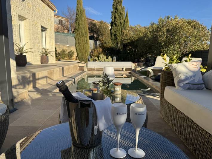 Gîte pour 2 personnes, avec piscine et jardin ainsi que terrasse et jacuzzi, animaux acceptés dans le Var - 4