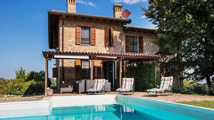 Casa vacanza per 11 persone, con idromassaggio e sauna nonché giardino e piscina a Salsomaggiore Terme