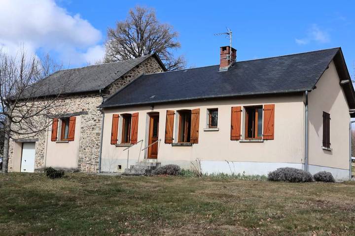 Gîte pour 4 personnes, avec terrasse à Chamberet