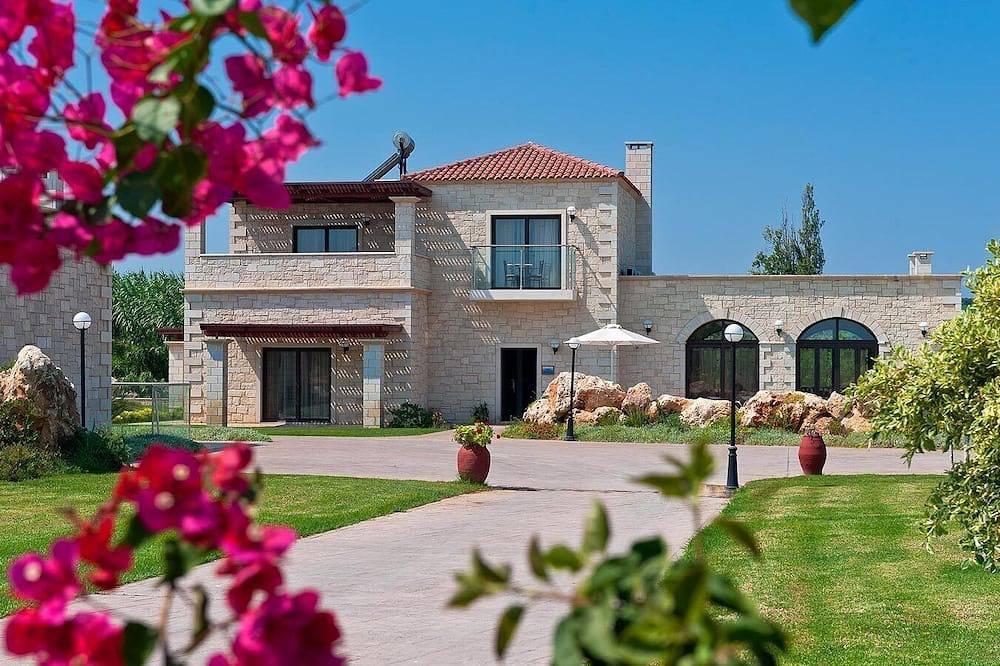 Platanias Villa, 4 Bd, 4 Ba, pool, 800m from sand in Platanias, Chania region